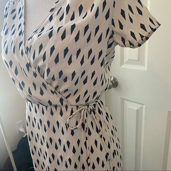 Lulu’s wrap dress - Picture 3 of 5